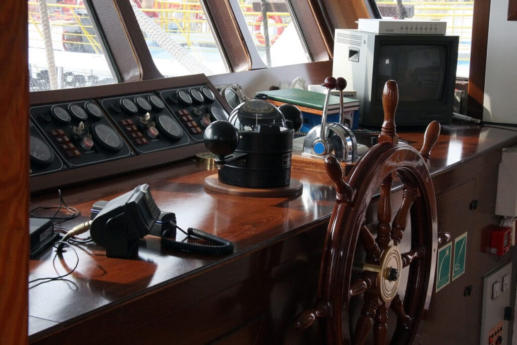 ship control bridge 1024x683 1