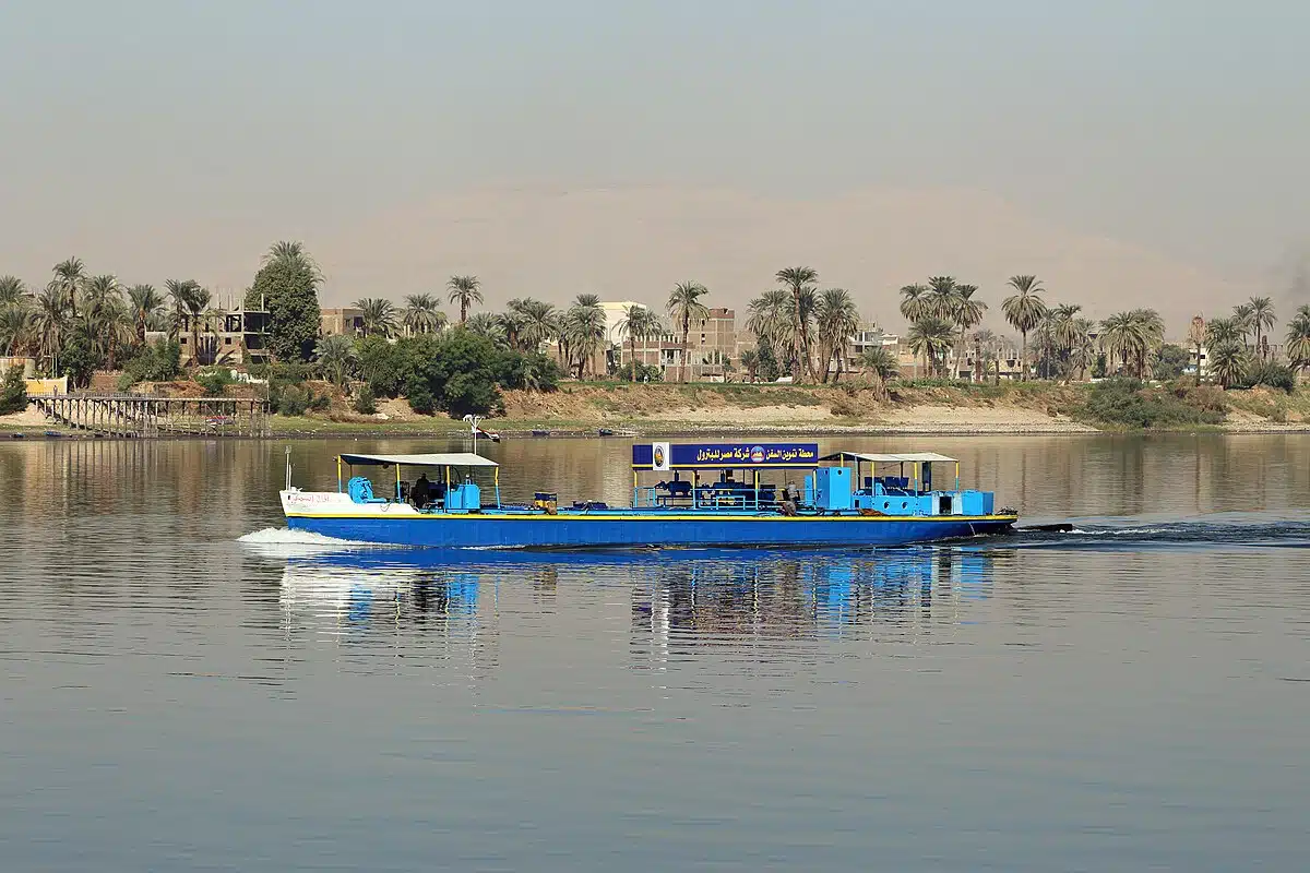 Bunkering_Tanker_on_the_Nile_R01